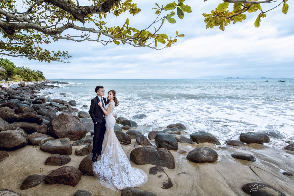 Rất nhiều cặp đôi chọn bán đảo Sơn Trà làm địa điểm chụp hình cưới 